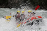 Les eaux tumultueuses de la Durance en Hautes-Alpes sont le terrain de jeu des intrépides du rafting. Dans un tourbillon d'adrénaline, les rameurs chevronnés affrontent les rapides avec courage et maîtrise. Leurs sourires éclatants témoignent de la joie i